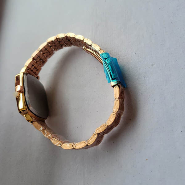 tylish Gold-Plated Quartz Watch with Square Pink Dial and Mesh Bracelet