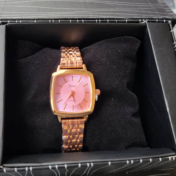 tylish Gold-Plated Quartz Watch with Square Pink Dial and Mesh Bracelet
