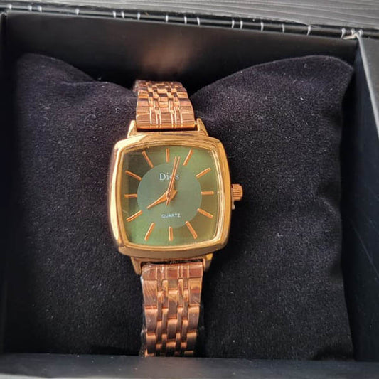 Elegant Gold-Plated Quartz Watch with Square Dial and Mesh Bracelet