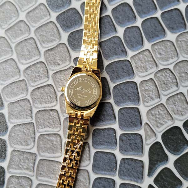 Elegant Gold Tone Quartz Watch with Roman Numerals - Stylish Women's Timepiece