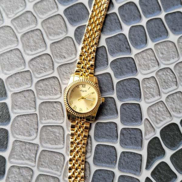 Elegant Gold Tone Quartz Watch with Roman Numerals - Stylish Women's Timepiece