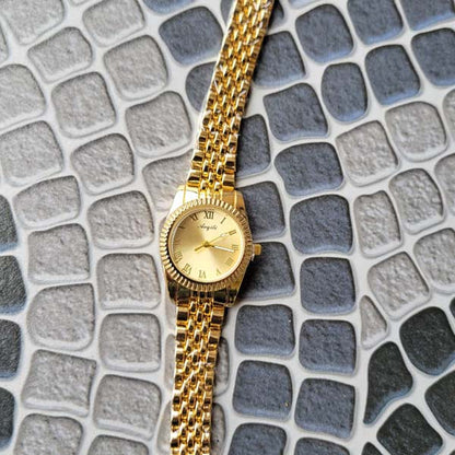 Elegant Gold Tone Quartz Watch with Roman Numerals - Stylish Women's Timepiece