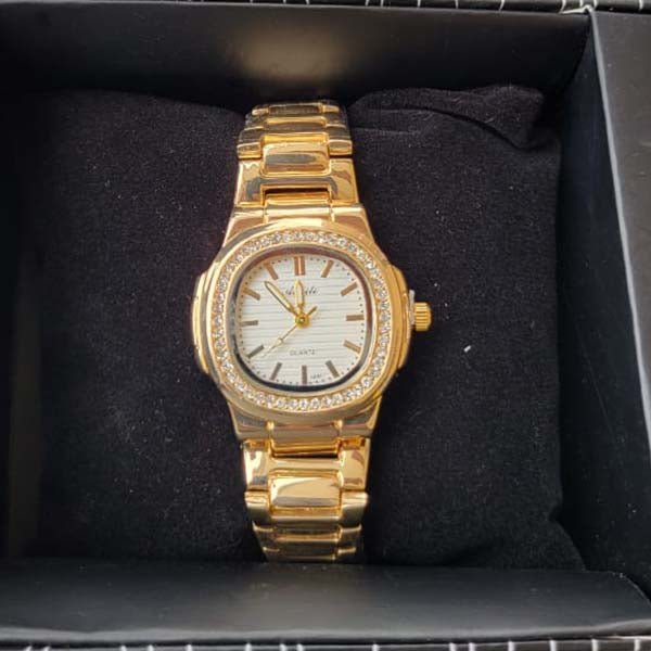 Elegant Gold Quartz Watch with Diamond Accents – Stylish & Timeless Design for Women