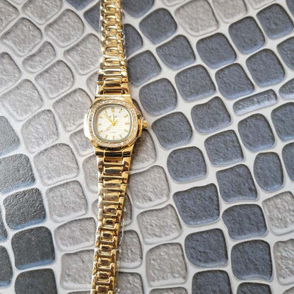 Elegant Gold Quartz Watch with Diamond Accents – Stylish & Timeless Design for Women