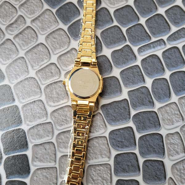 Elegant Gold Quartz Watch with Diamond Accents – Stylish & Timeless Design for Women