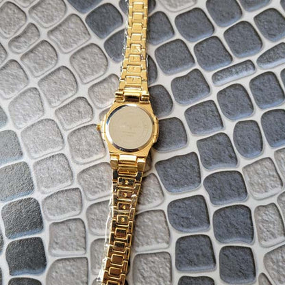 Elegant Gold Quartz Watch with Diamond Accents – Stylish & Timeless Design for Women