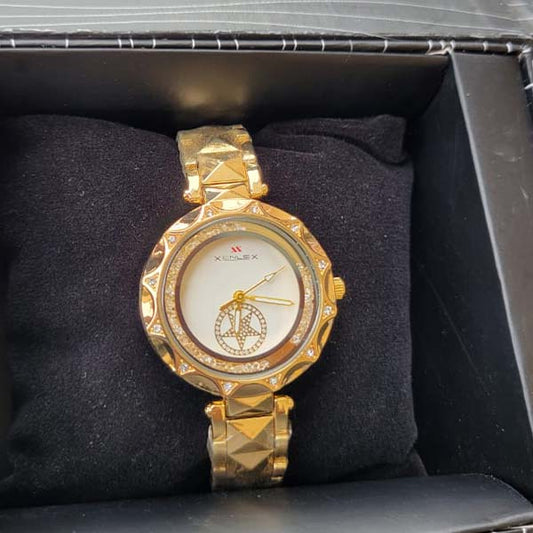 Stylish Gold Quartz Watch with Diamond Accents – Elegant & Modern Design