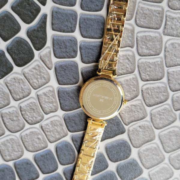 Stylish Gold Quartz Watch with Diamond Accents – Elegant & Modern Design
