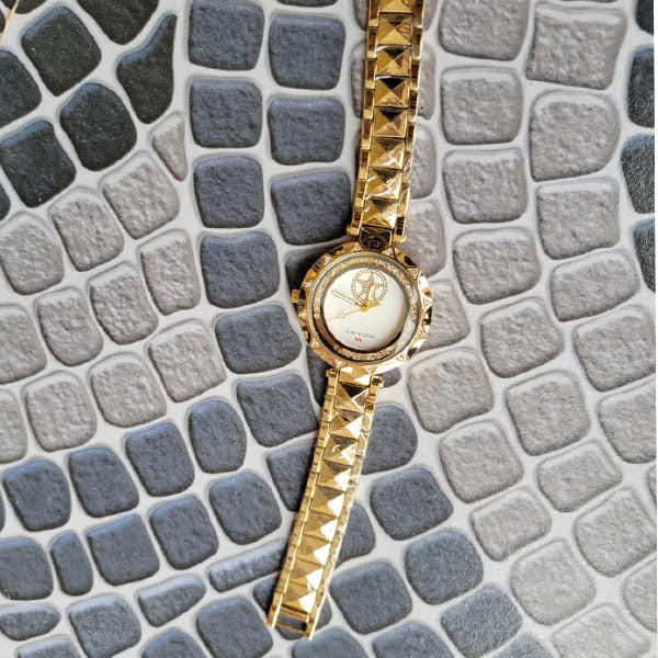 Stylish Gold Quartz Watch with Diamond Accents – Elegant & Modern Design