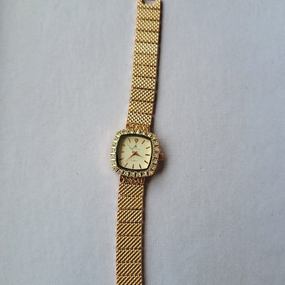 Stylish Rose Gold Quartz Watch with Crystal-Accented Square Dial